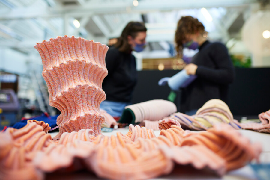 Makers werken in het TextielLab aan het Archief van de Toekomst. Foto: Tommy de Lange